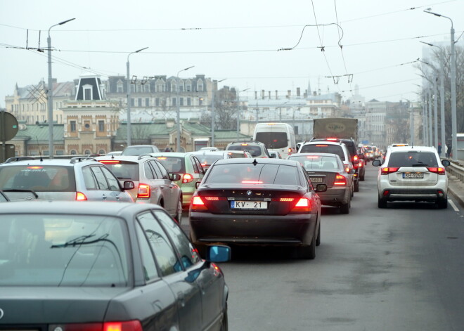 Valdība groza noteikumus un ar īpašiem nosacījumiem atļauj vienā automašīnā braukt kolēģiem