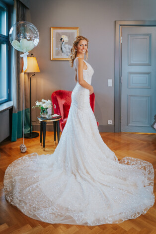 Ieva pilnībā izbaudīja savus mīlestības svētkus. Kāzu dienā viņa bija saposusies pūderkrāsas kleitā, kurai bija pieskaņoti tāda paša toņa apavi.