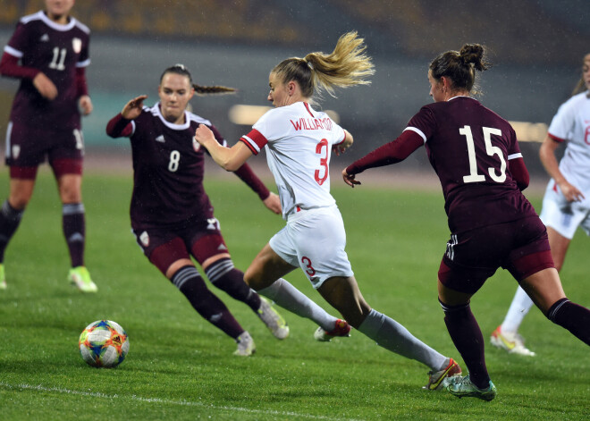 Latvijas futbolistes Pasaules kausa kvalifikācijas mačā kapitulē Anglijai