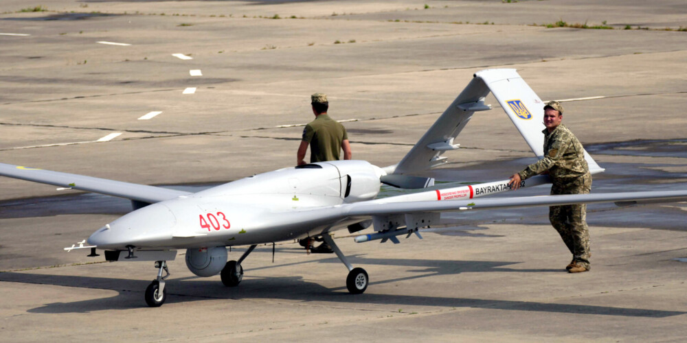Ukraina pirmo reizi izmanto dronu "Bayraktar" un iznīcina veselu lielgabalu