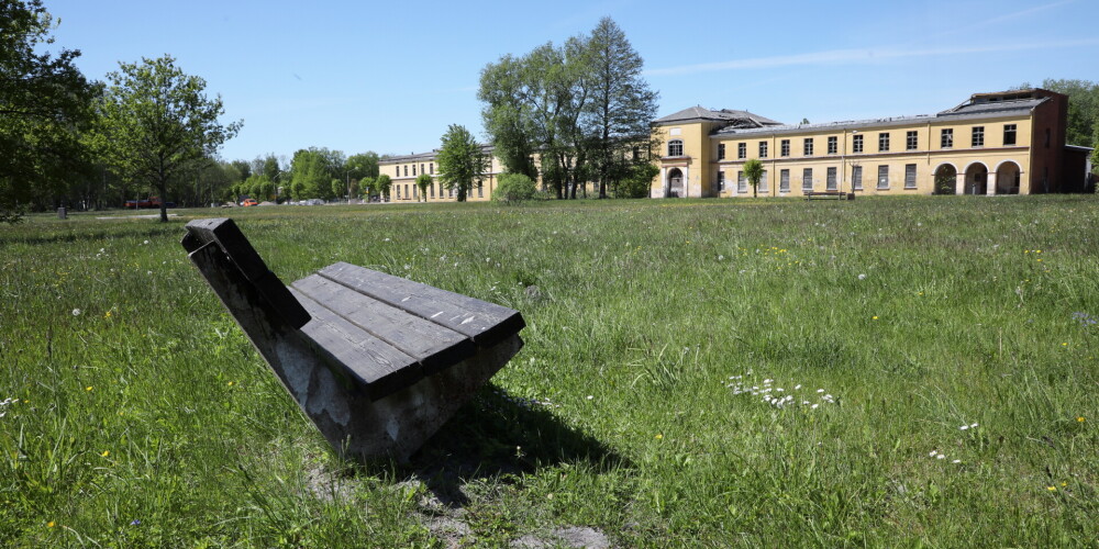 Ķemeri ir Jūrmalas pilsētas daļa tās rietumos. No 1928. līdz 1959. gadam Ķemeri bija atsevišķa pilsēta, 19. un 20. gadsimtā — nozīmīgs kūrorts. Atrodas 6 km uz dienvidiem no Rīgas līča piekrastes starp ezeriem un purviem, kas bagāti ar sēravotiem. Tāpēc Ķemeru attīstība saistīta sērūdeņu dziedniecisko īpašību izmantošanu. Ķemeru kūrorta teritorijā ir vairāk nekā 30 sērūdeņraža avotu un bagātīgi ārstniecisku kūdras un sapropeļa dūņu krājumi (Kaņiera ezerā). 1997. gadā izveidots Ķemeru nacionālais parks, kura administratīvais centrs atrodas Ķemeros.