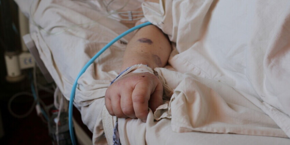 Врачи на грани выгорания: в Даугавпилсской больнице тяжелые пациенты с Covid-19 умирают еще в приемном отделении
