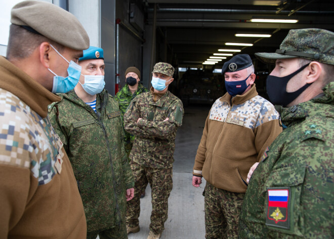 FOTO: neierasti skati - Ādažu militāro bāzi izpēta Krievijas militāristu grupa