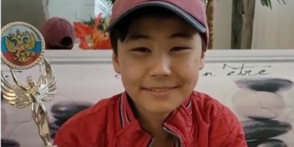 На международном конкурсе маникюра победил 14-летний казах: мальчик начал работать, чтобы спасти брата