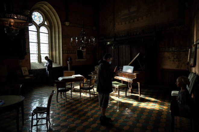 Apmeklētāji aplūko 12. gadsimta pils iekšieni un tās mēbeles, kas izliktas pārdošanā izsolē.