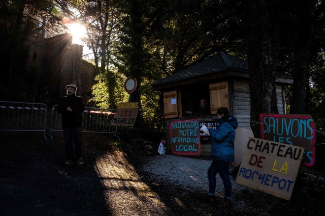 "Aizsargāsim mūsu mantojumu" - vēsta plakāts, kas novietots pie "Chateau de La Rochepot". Pils bijusi liegta apmeklētājiem trīs gadus, bet nu ir atvērta uz īsu brīdi, lai interesenti varētu aplūkot mēbeles, kas tiks izsolītas. 