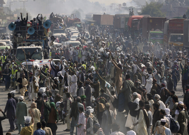 Pakistānā policijas un islāmistu sadursmēs nogalināti vairāki cilvēki