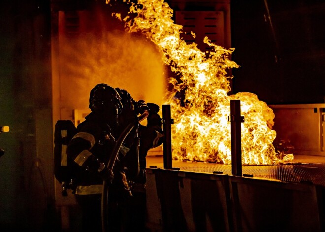 Печь бензином не разжечь! В Валмиере девушек спасали пожарные