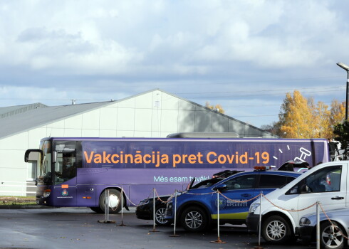 Šodien vakcinācijas pret Covid-19 autobusi atradīsies Purvciemā, Dārzciemā un Sarkandaugavā