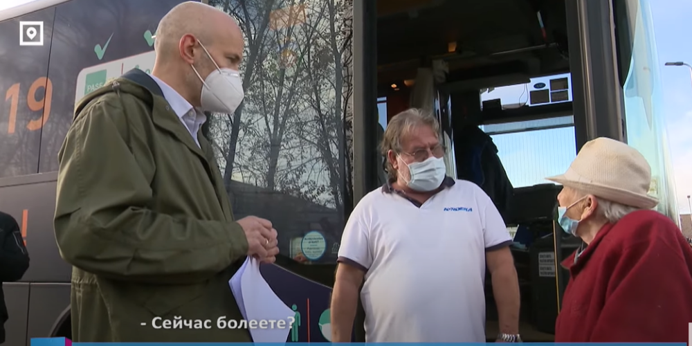 ВИДЕО: как Павлютс ходил в народ - к прививочному автобусу