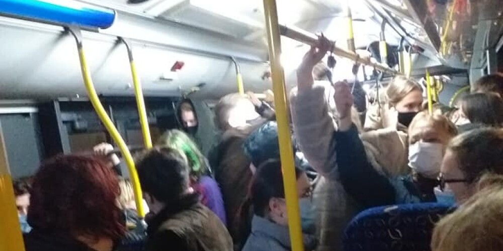 Дистанция, говорите? Люди едут в битком набитом автобусе Rīgas satiksme