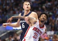 Kristaps Porziņģis spēlē pret "Rockets".