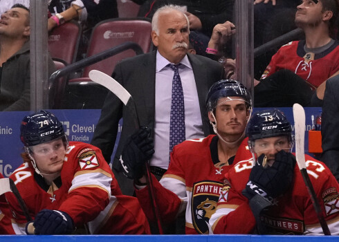 Seksuālās vardarbības lietā iesaistītais leģendārais treneris Kvenevils atkāpjas no amata NHL līdervienībā