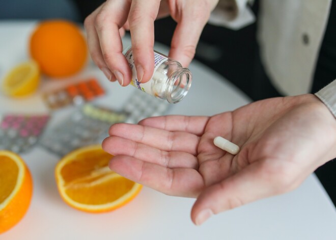 Каждый четвертый человек при простуде принимает витамины – как правильно их употреблять?