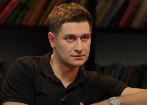 "Повел себя как животное": зрители осудили Алексея Щербакова за то, что он пнул подарки Давы