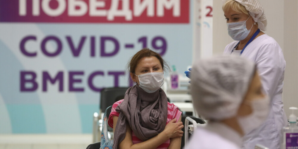 Krievijai ik dienu uzstādot jaunus Covid-19 inficēšanās rekordus, kāpēc ievērojama daļa sabiedrības joprojām izvēlas nevakcinēties?