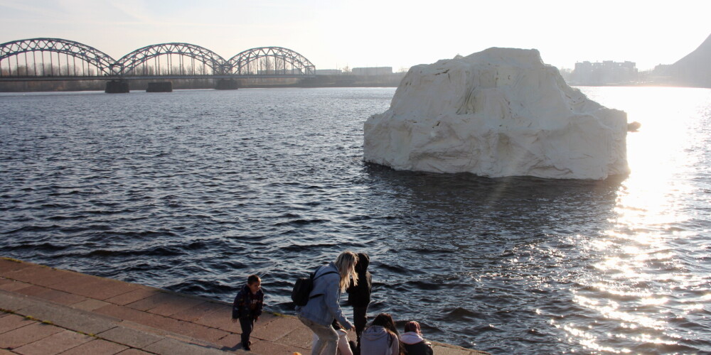 Daugavā pie Akmens tilta izvietots Korupcijas novēršanas un apkarošanas biroja sociālās kampaņas vides objekts "Korupcijas aisbergs", kas simbolizē mazu korupcijas aisberga redzamo daļu, zem sevis slēpjot plašu negatīvo ietekmi gan uz korupcijā iesaistītajiem dalībniekiem, gan sabiedrību kopumā.