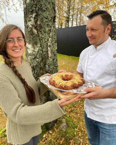 Pētniece Džesika Žirardi un šefpavārs Māris Jansons ar pirmo Latvijas safrāna kliņģeri.