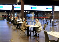 Lielajos vakcinācijas centros, piemēram, "ATTA Centre" Rīgā, Krasta ielā, var saņemt trešo poti jebkurš, ja pagājis pusgads pēc otrās.
