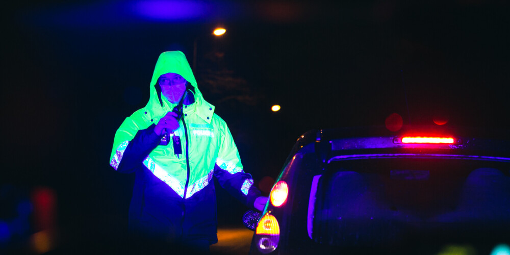 Nakts šausmas Gulbenes novadā: šoferis policijas pārbaudes laikā uzspridzina savu mašīnu, ievaino policistus un mēģina bēgt ar dienesta auto