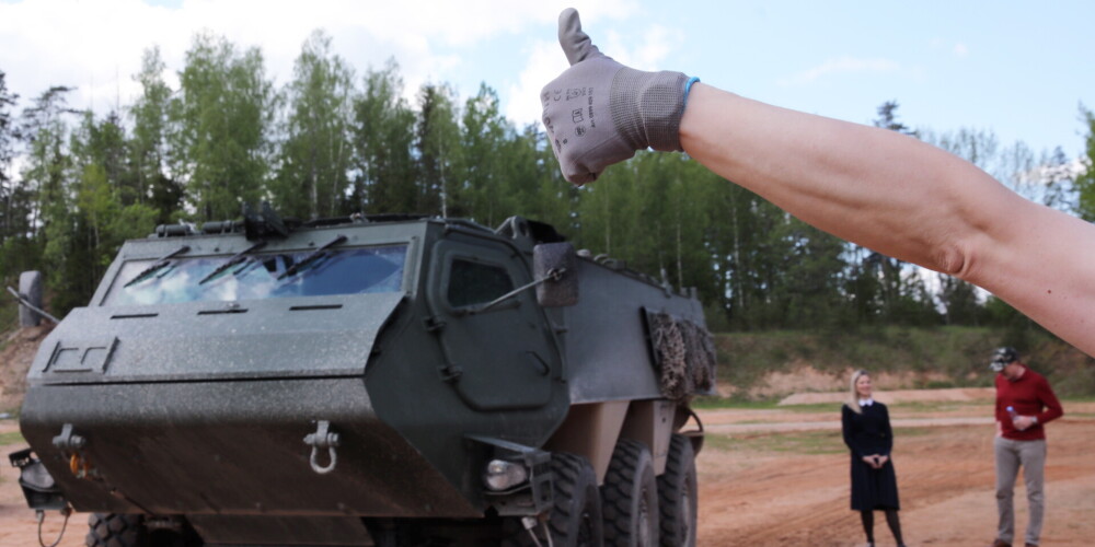 FOTO: Latvija saņēmusi pirmās Somijā ražotās bruņumašīnas "Patria"