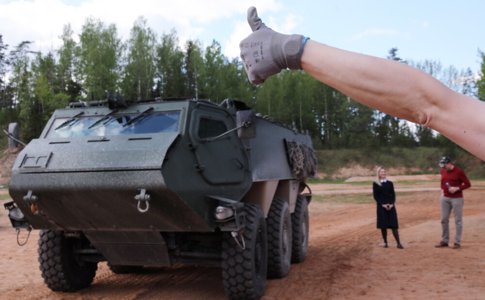 FOTO: Latvija saņēmusi pirmās Somijā ražotās bruņumašīnas 