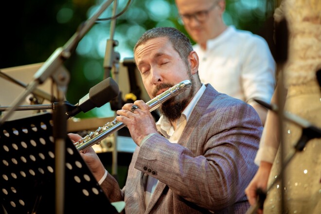 Andis Klučnieks ir Latvijā pazīstams flautists.