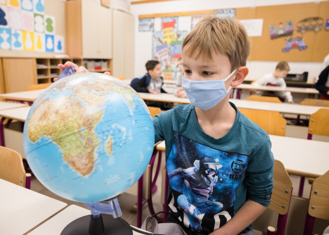 Mazāko klašu skolēniem no šodienas atsākas mācības klātienē