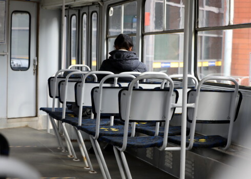 SIA "Rīgas satiksme" sabiedriskajā transportā ar līmlentām marķētas sēdvietas, kuras pasažieriem nav vēlams izmantot, un izvietoti marķējumi uz grīdas distances ievērošanai, lai mazinātu "Covid 19" vīrusa izplatību.