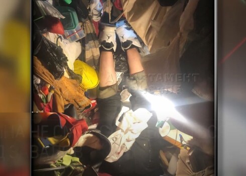 Мужчину завалило собранным в квартире мусором - пришлось вызывать спасателей