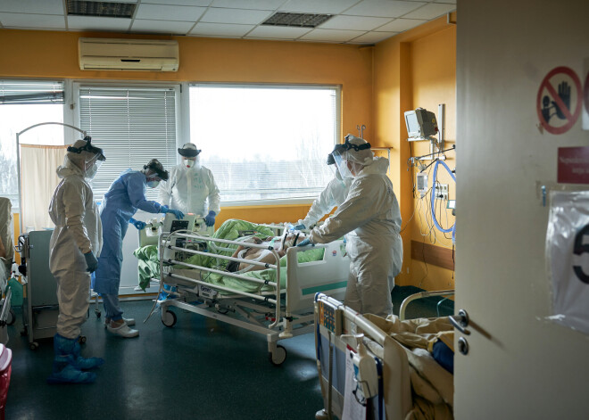 Covid-19 pacientu skaits Latvijas slimnīcās palielinājies līdz 1592