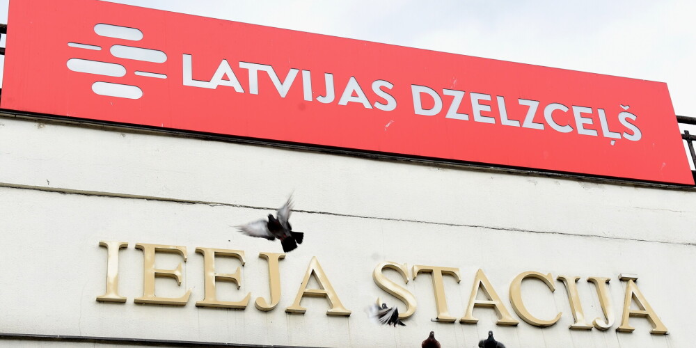 "Latvijas dzelzceļš" izkārtne pie ieejas stacijā.