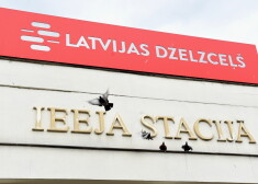 "Latvijas dzelzceļš" izkārtne pie ieejas stacijā.