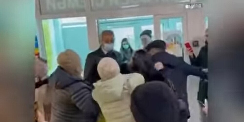 Непривитые пенсионерки взяли штурмом торговый центр и попали на видео