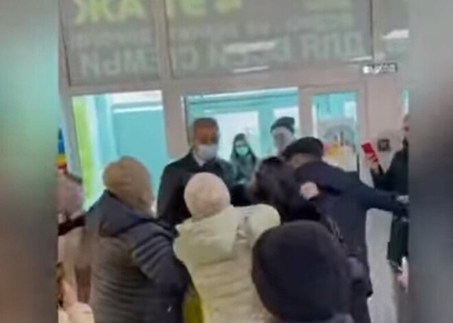 Непривитые пенсионерки взяли штурмом торговый центр и попали на видео
