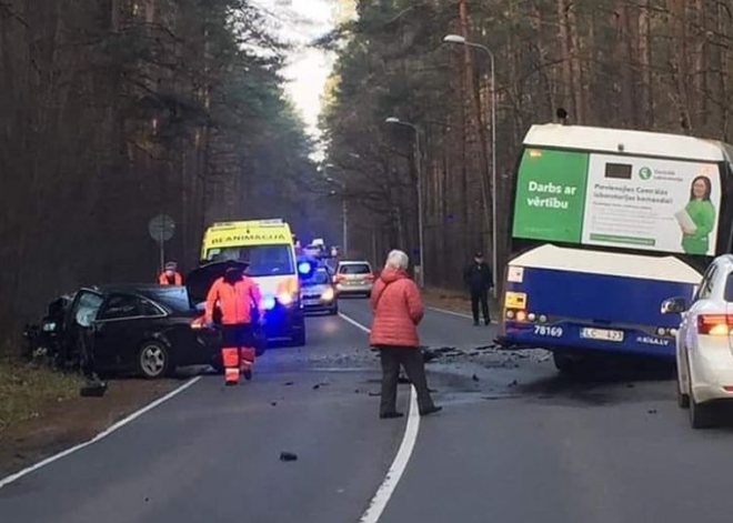 Biķernieku ielā autobuss sadūries ar vieglo automašīnu