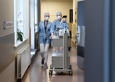 Virsstundu darba apmaksai veselības nozares darbiniekiem piešķir 2,87 miljonus eiro