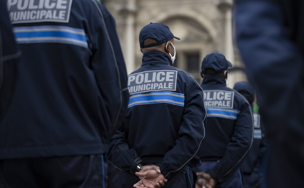 Francijas policija Parīzes stacijā sašāvusi ar nazi bruņotu uzbrucēju