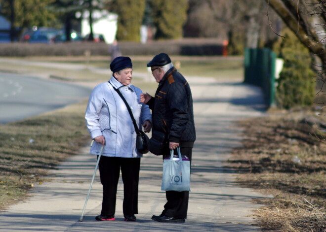 Seniorus aicina laikus informēt tiesu izpildītājus par 20 eiro pabalsta saņemšanu