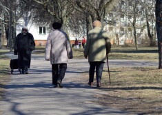 Sievietes pastaigas laikā.