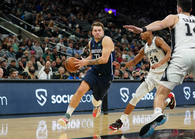 "Mavericks" bez Porziņģa ierindā izcīna uzvaru pār "Spurs"