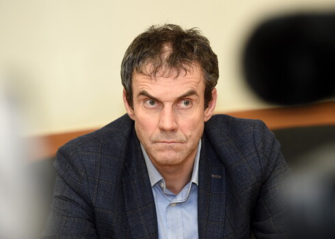 Veselības ministrijas galvenais speciālists infektoloģijā Uga Dumpis piedalās preses konferencē, kurā informē par aktualitātēm saistībā ar jauno koronavīrusu.