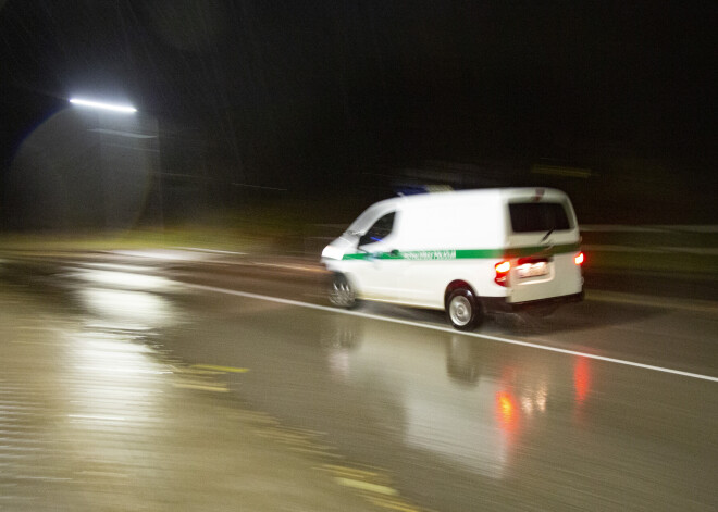 Jaunietis mājsēdes laikā meklē arvien jaunas iespējas, kā pārkāpt likumu; viņu aiztur policija