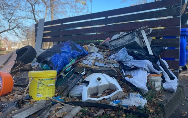 Tā 1. novembrī izskatījās ar būvgružiem piemēslotas pagalms Jelgavā, Pasta iela 42/44/46.