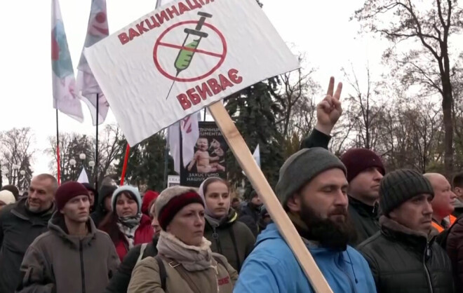 Cilvēki protestēja pret obligāto vakcināciju.