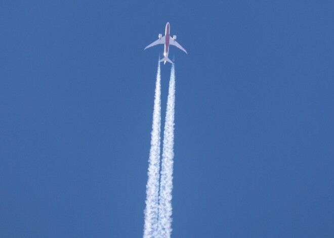 "Как драконы в небе": из-за конспирологов ученые вынуждены объяснять, что за следы оставляют в небе самолеты