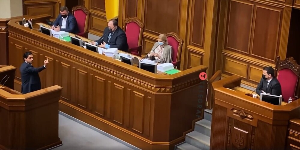Украинский депутат показал средний палец президенту Зеленскому