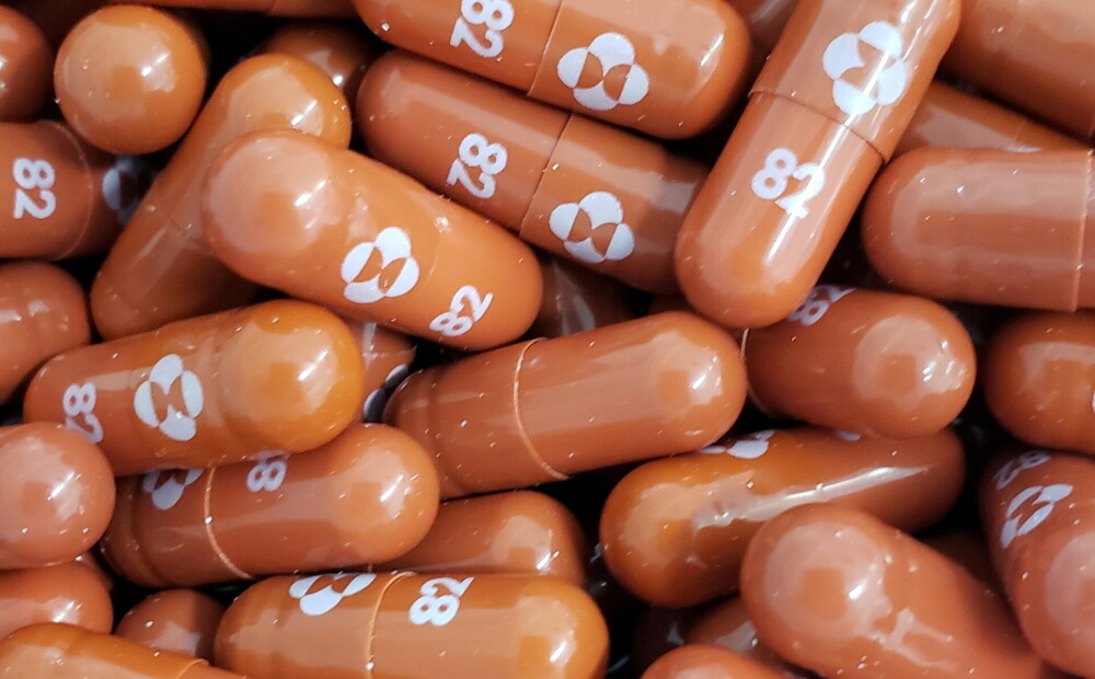 Lielbritānija pirmā pasaulē apstiprina tabletes, ko var lietot mājās Covid-19 ārstēšanai