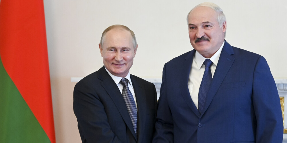Putins sola Baltkrievijai atbalstu pret ārvalstu "iejaukšanos"