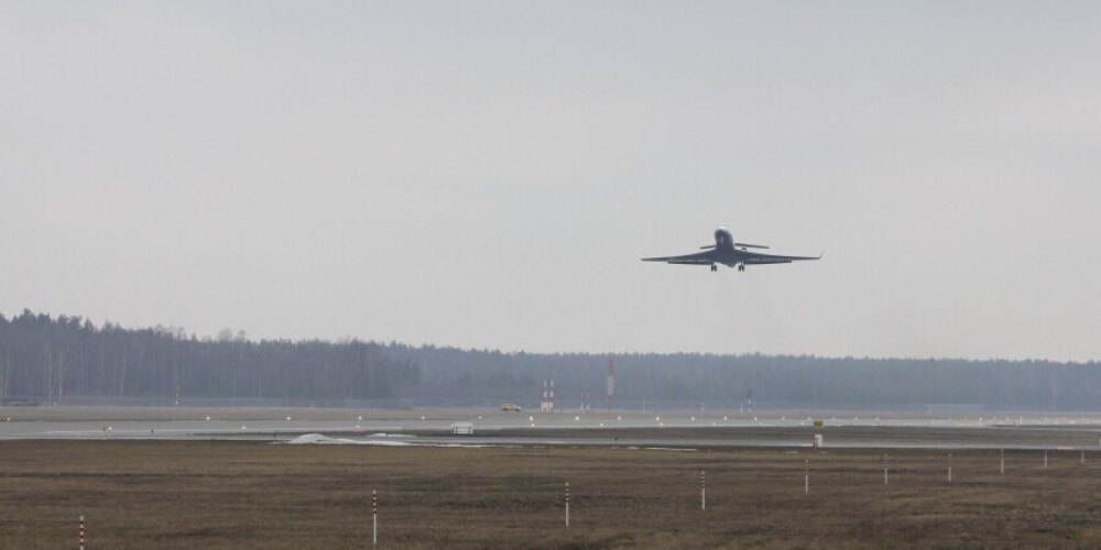 В аэропорту Риги самолет начал посадку до того, как другой самолет покинул взлетно-посадочную полосу